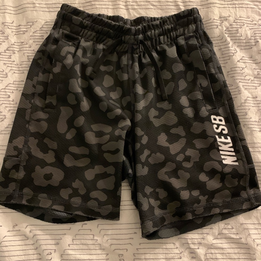 nike sb black/grey camo shorts (boys)